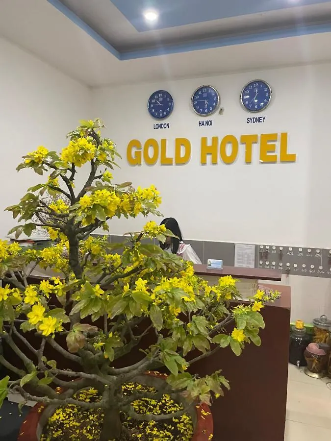 הקונטקטים של Gold Hotel